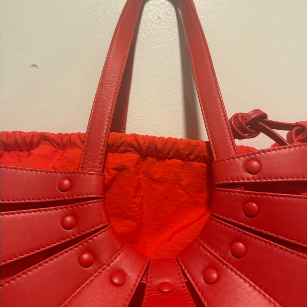 New - Bottega Veneta
Chili Tomato Calfskin Leather Large Shell Bag - Picture 12 of 17